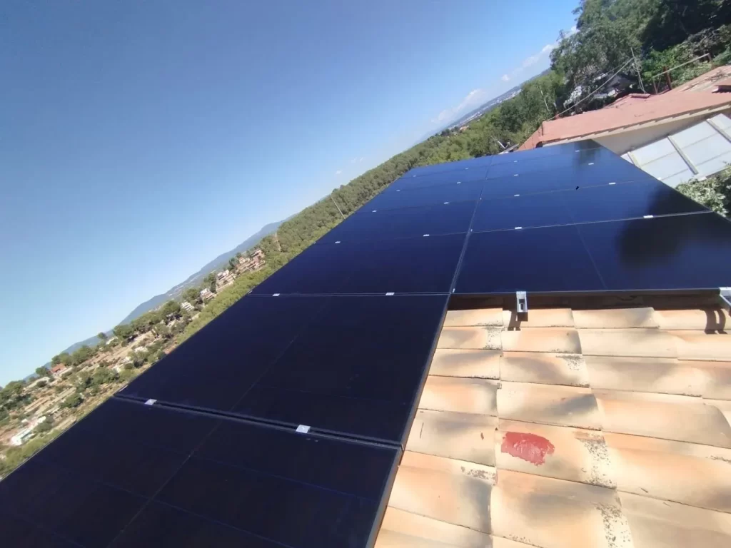 Paneles solares full black en el tejado