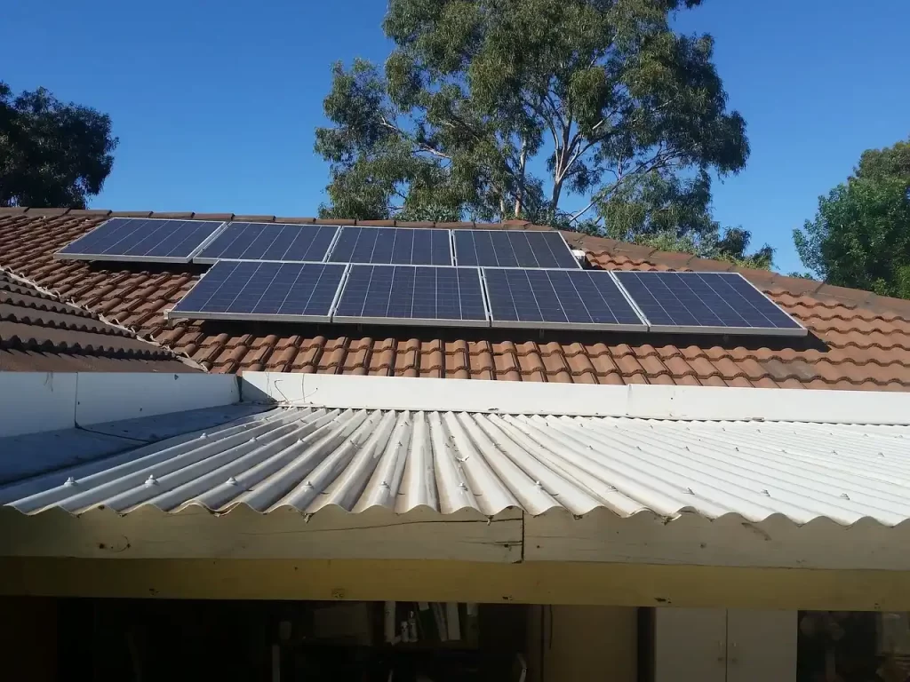 Paneles solares produciendo energía limpia en el tejado de una vivienda